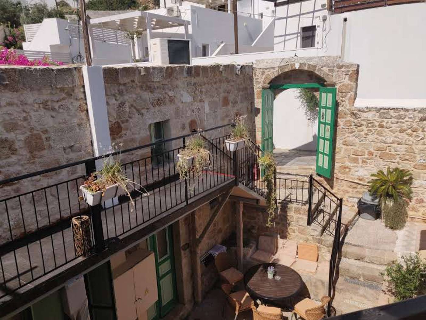 Xenones-Lindos-Bar-2