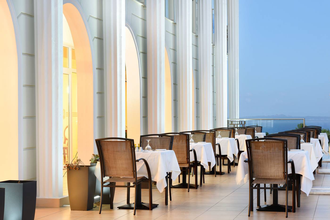 Avalon-Hotel-Terrace-9