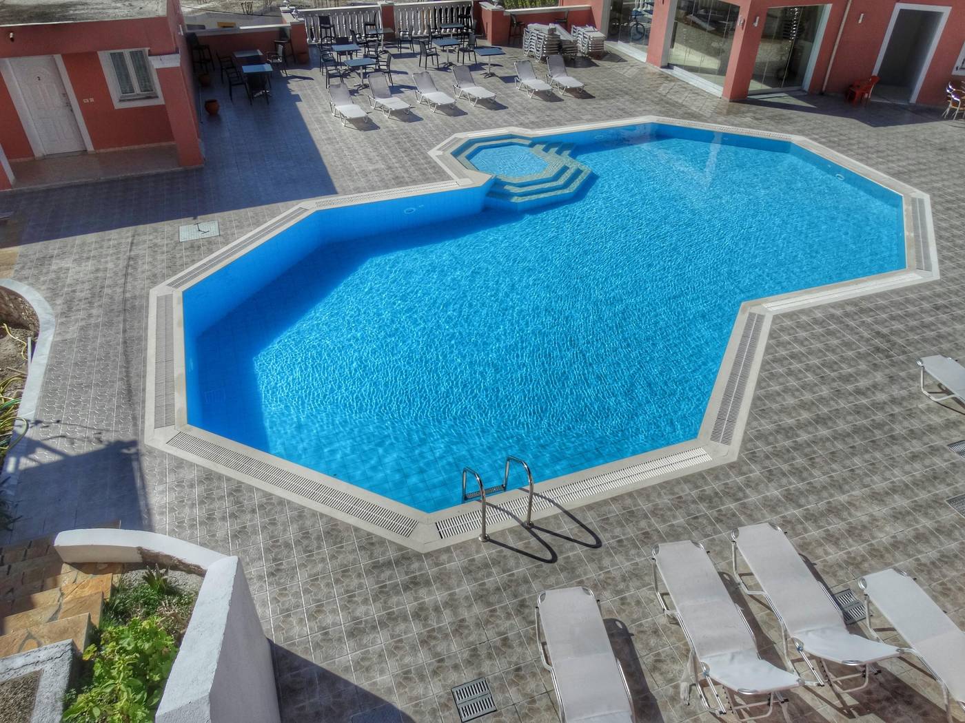Paradiso-Aparthotel-Pool-10