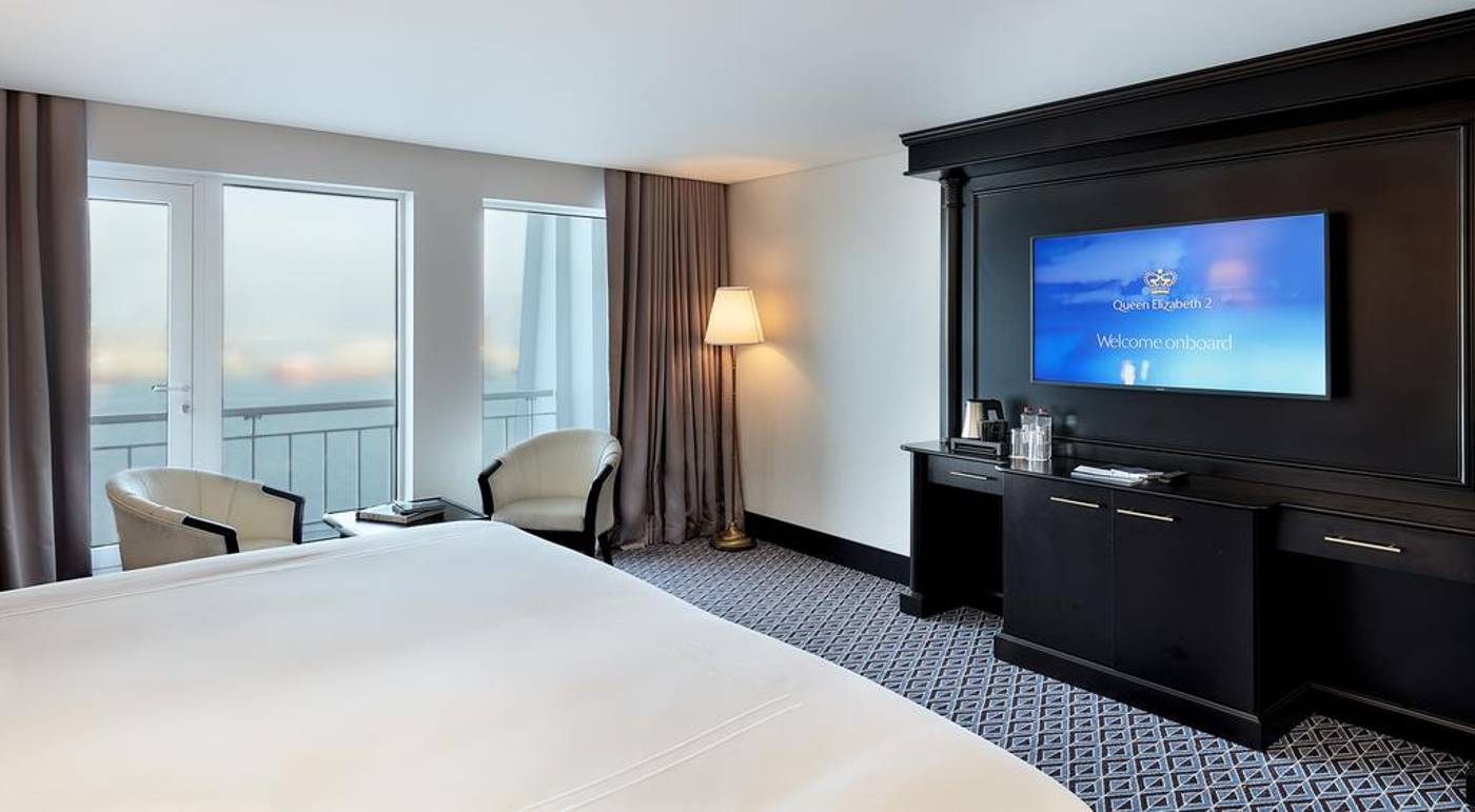 Queen-Elizabeth-2-Hotel-Room-28
