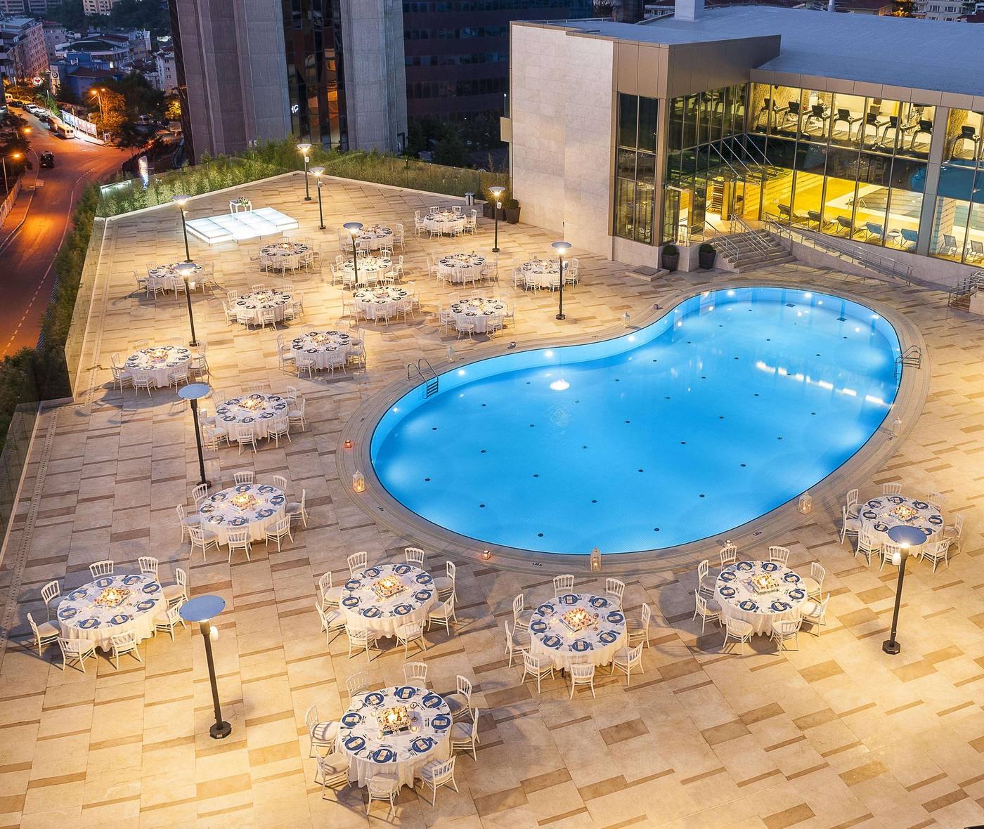 Radisson-Blu-Hotel-Istanbul-Sisli-Pool-2