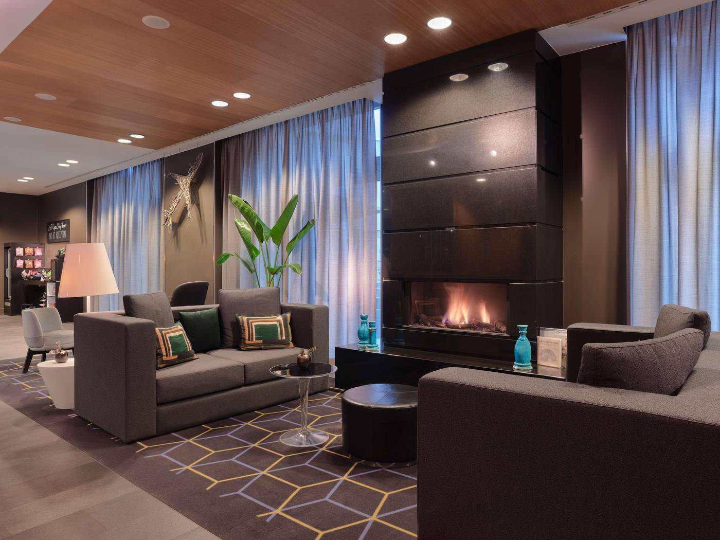 Adina-Apartment-Hackescher-Markt-Lobby-12