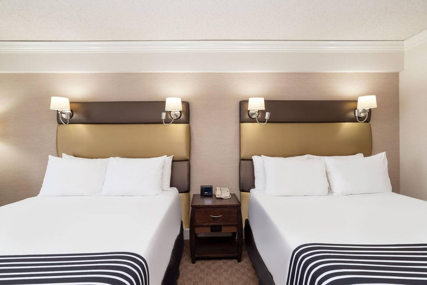 Sandman-Signature-Hotel---Resort-Vancouver-Airport-Room-8