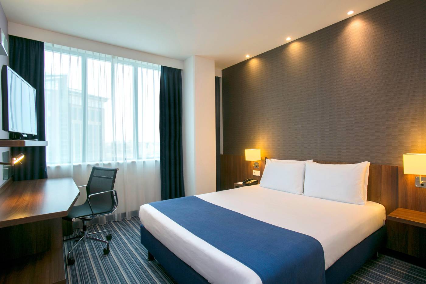 Holiday-Inn-Express-Amsterdam-Schiphol-Room-12