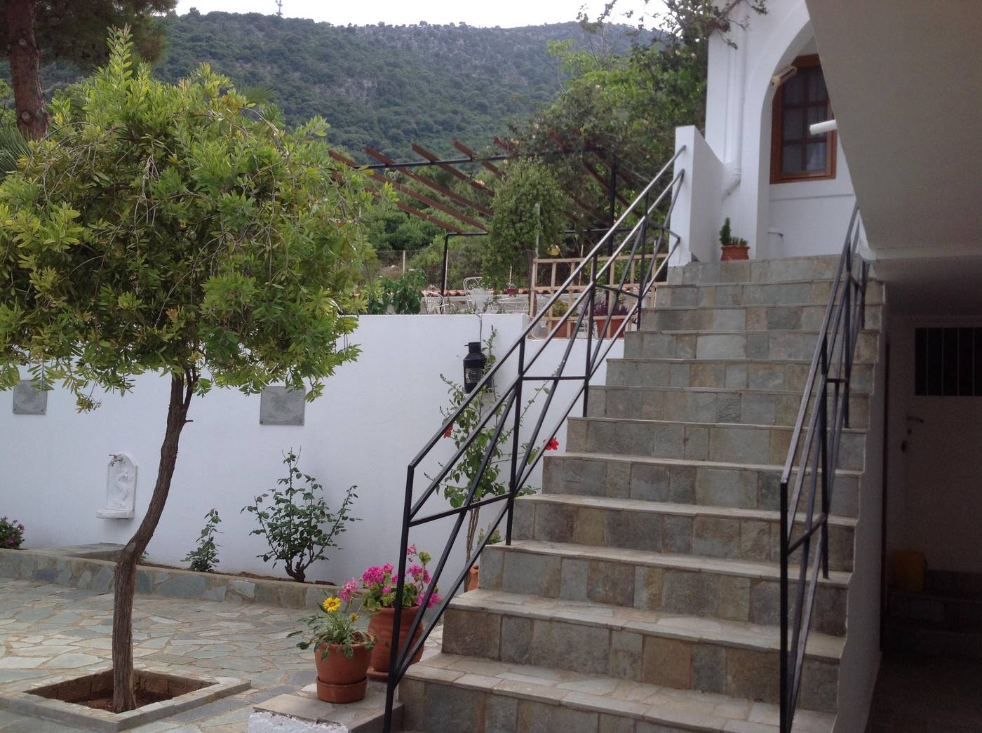 Travlos-Studios-Lobby-25