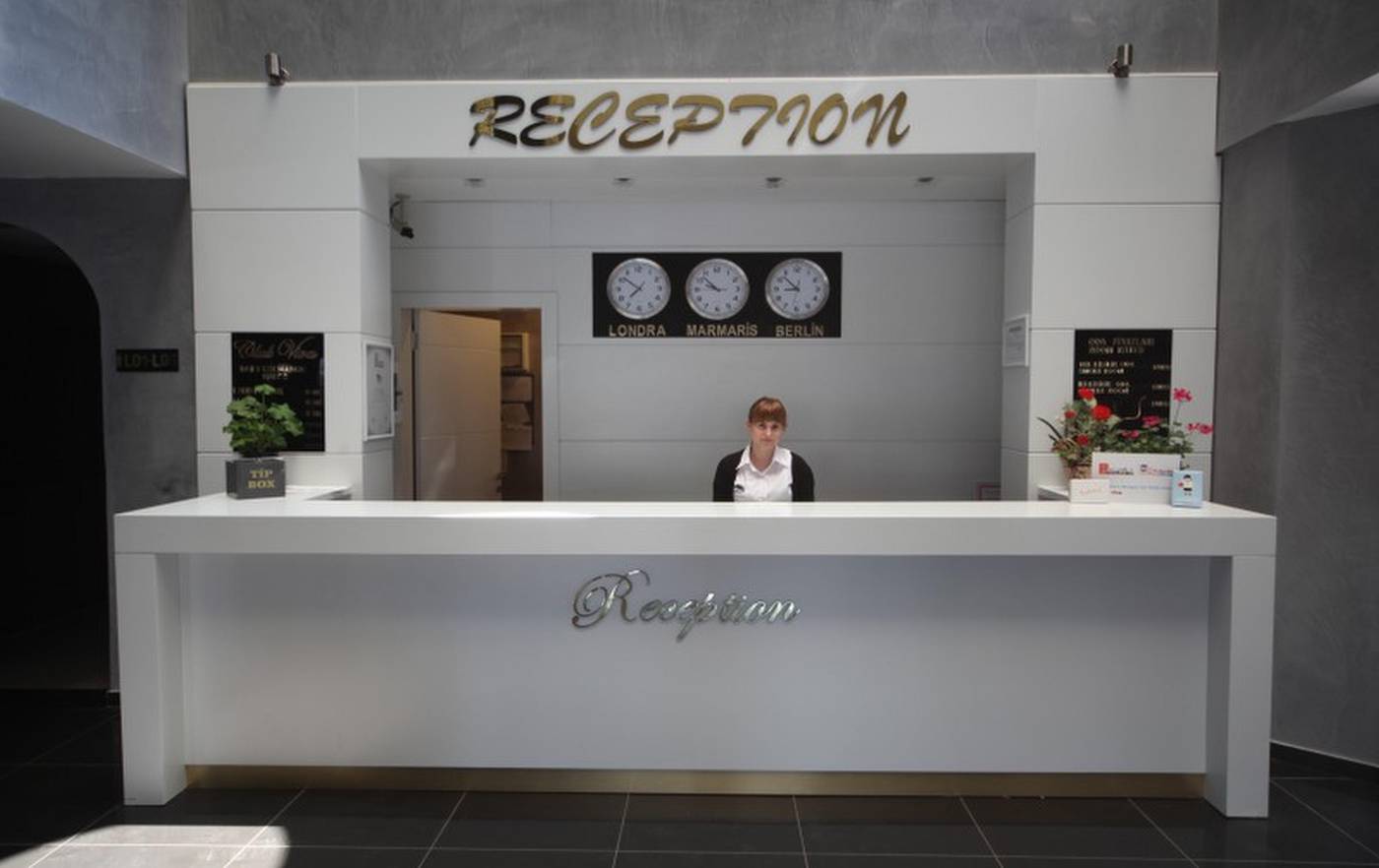 Club-Viva-Hotel-and-Apartments-Lobby-25