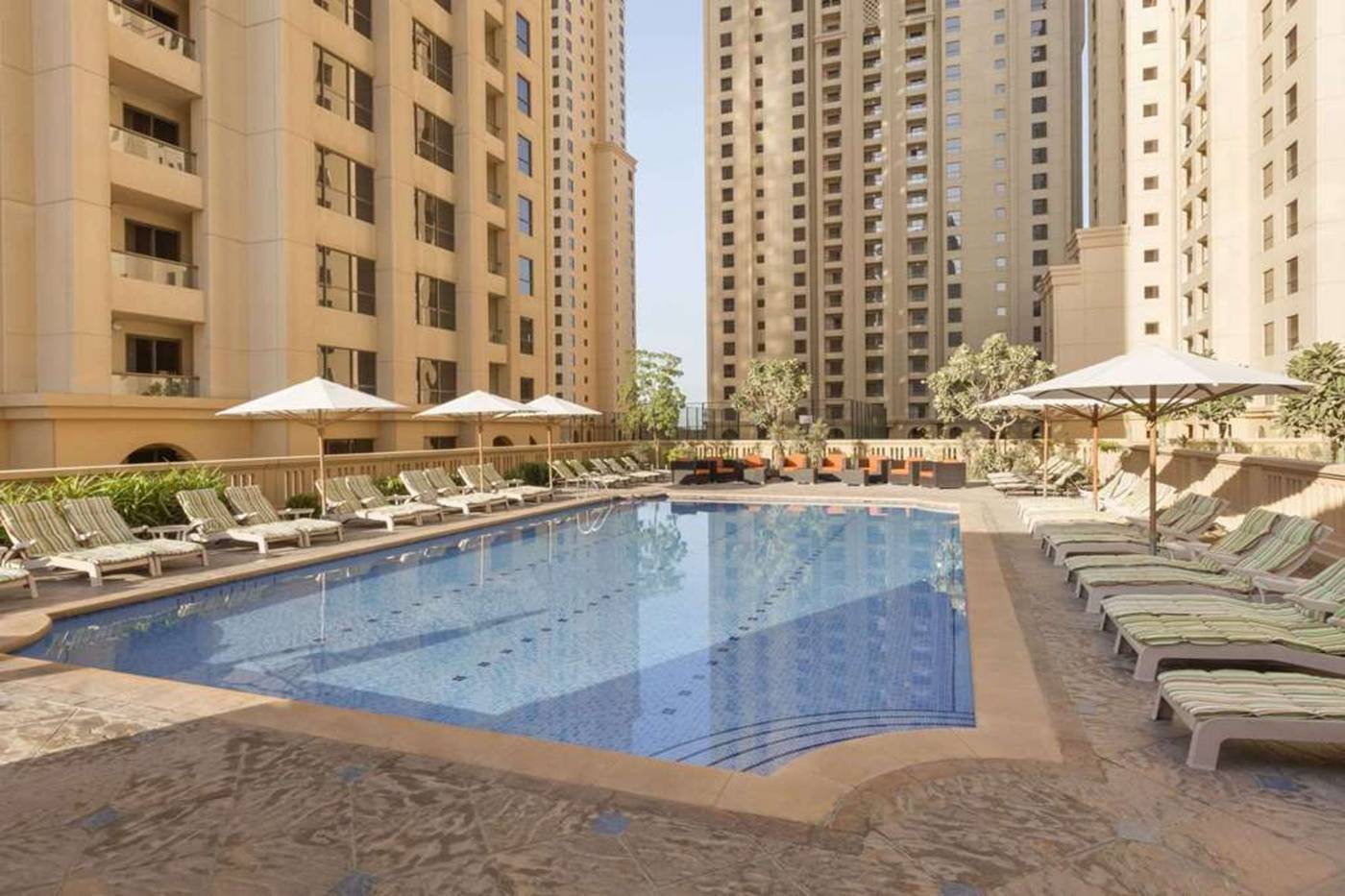 Delta-Hotels-by-Marriott-Jumeirah-Beach-Pool-3