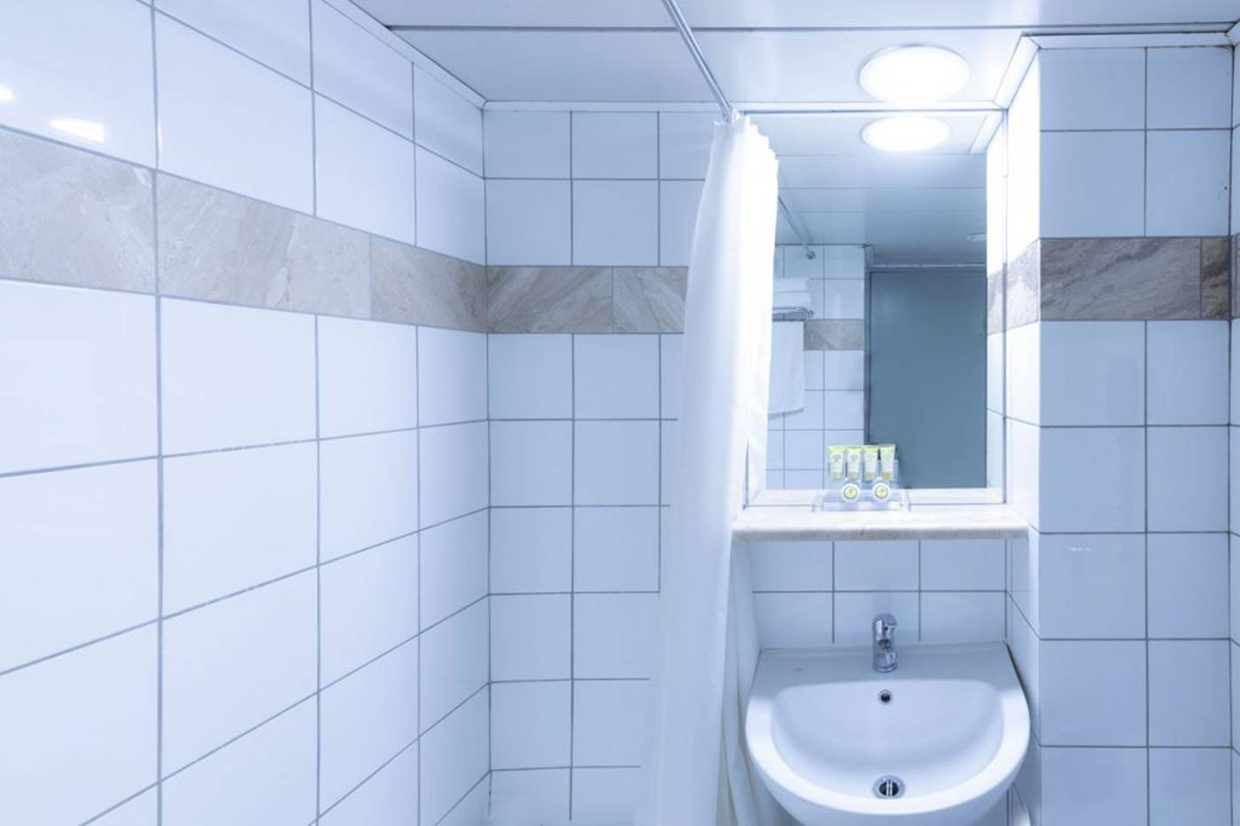 Dorian-Inn--Sure-Hotel-Collection-by-Best-Western-Room-45