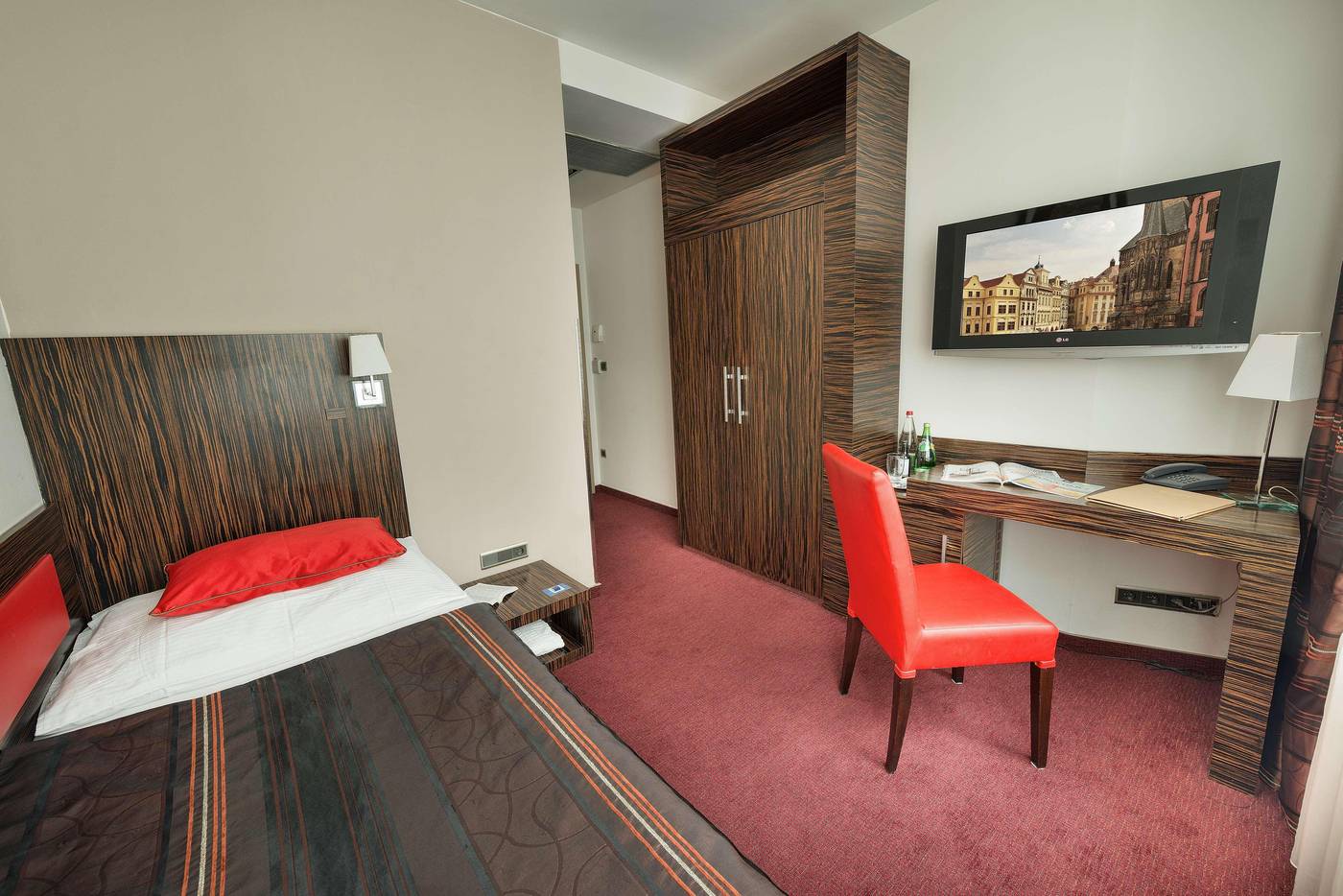 EA-Hotel-Crystal-Palace-Room-6