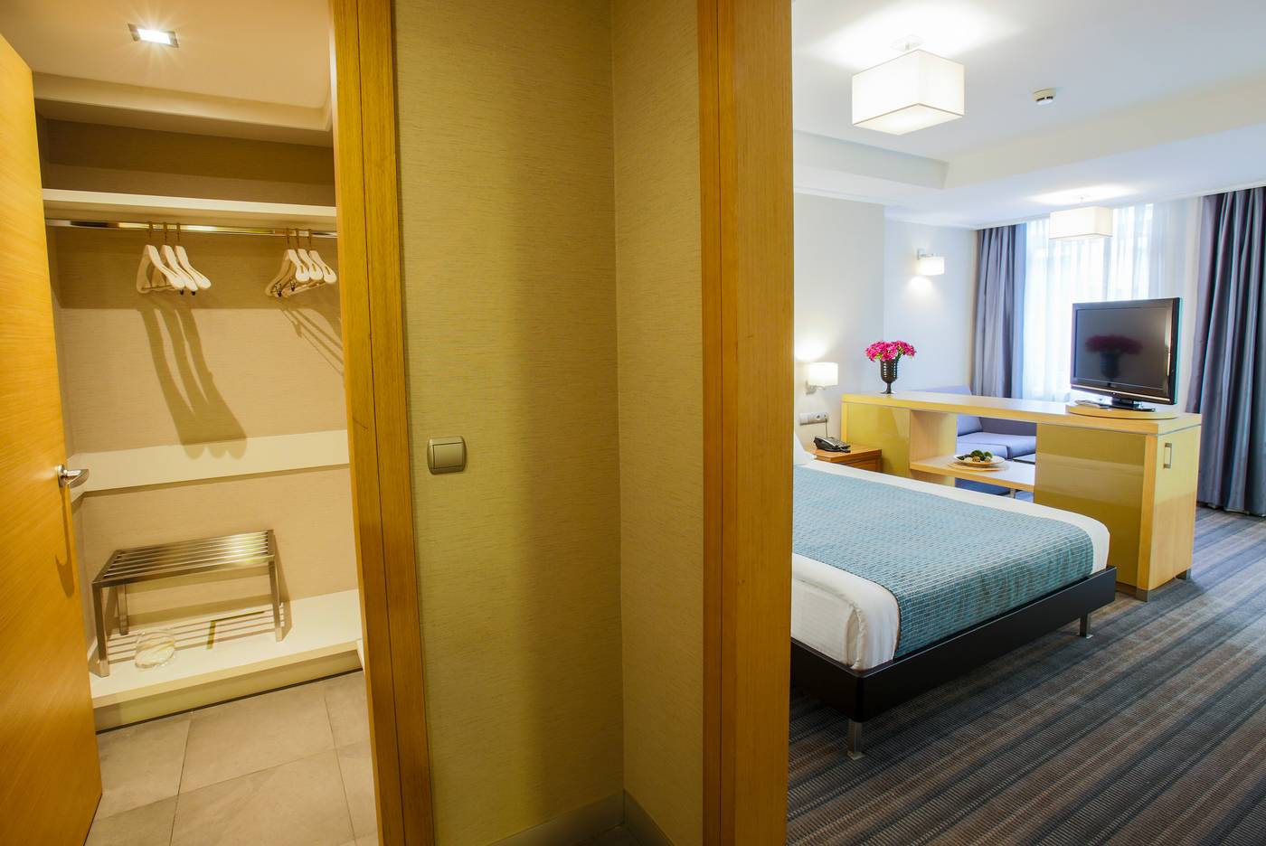 Housez-Suites-and-Apartments-Room-20