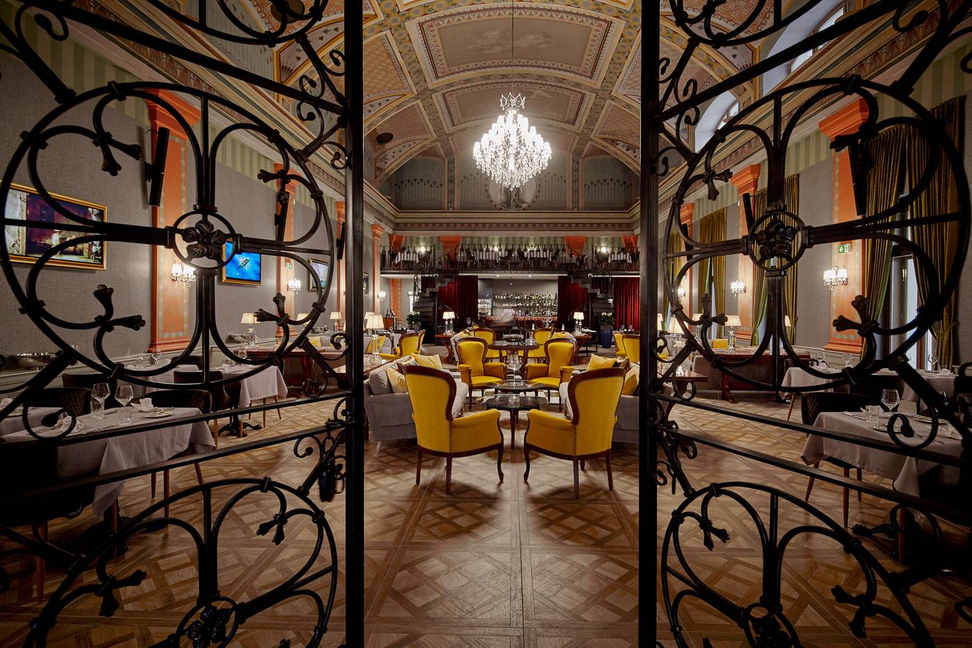 Mystery-Hotel-Budapest-Restaurant-57