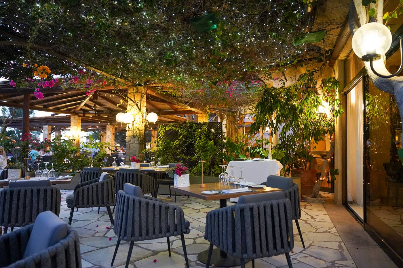 Coral-Beach-Hotel-and-Resort-Restaurant-13