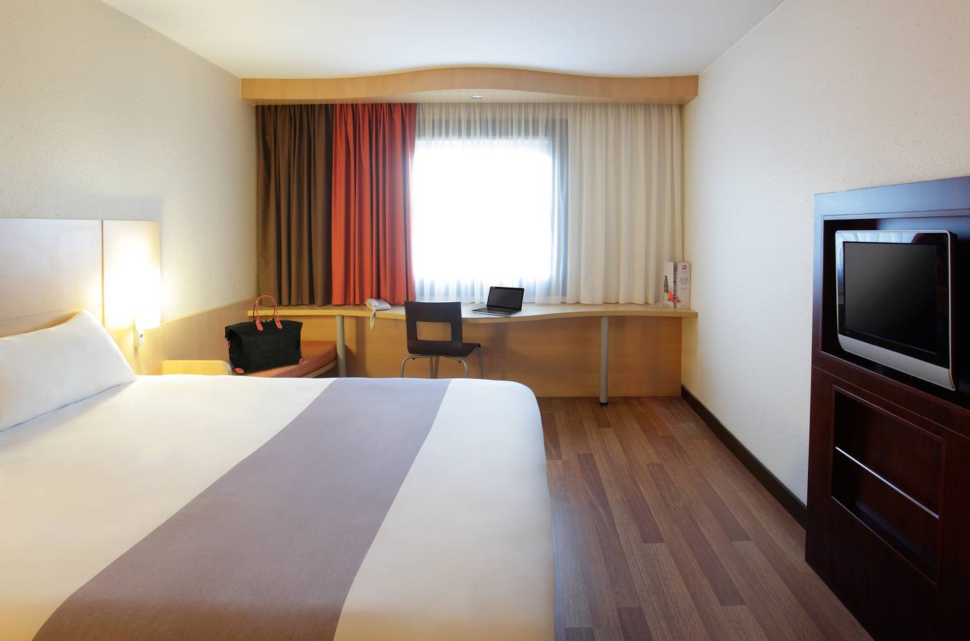 Ibis-Hotel-Heroes-Square-Room-28