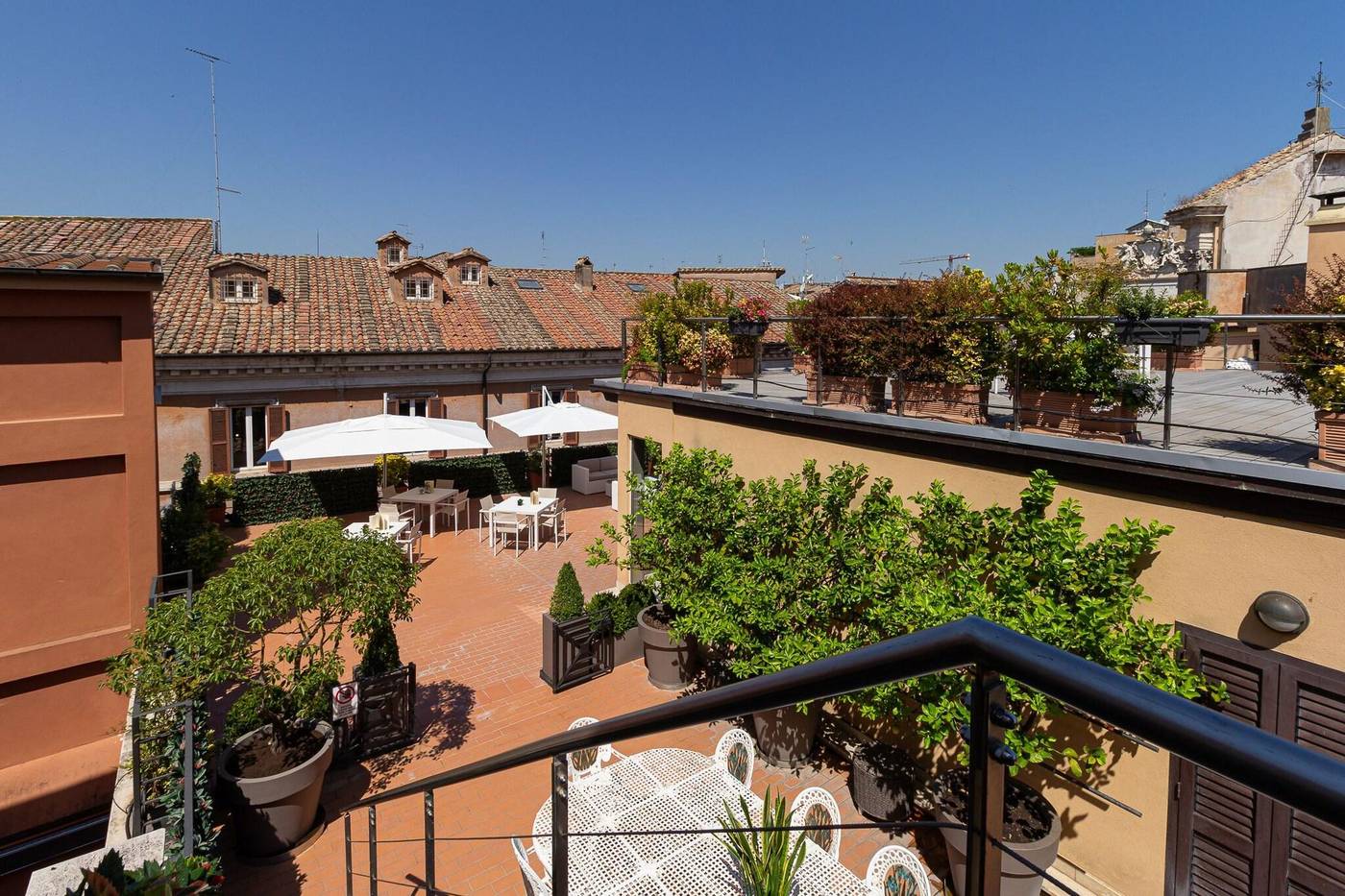 Harry-s-Bar-Trevi-Hotel---Restaurant-Terrace-1