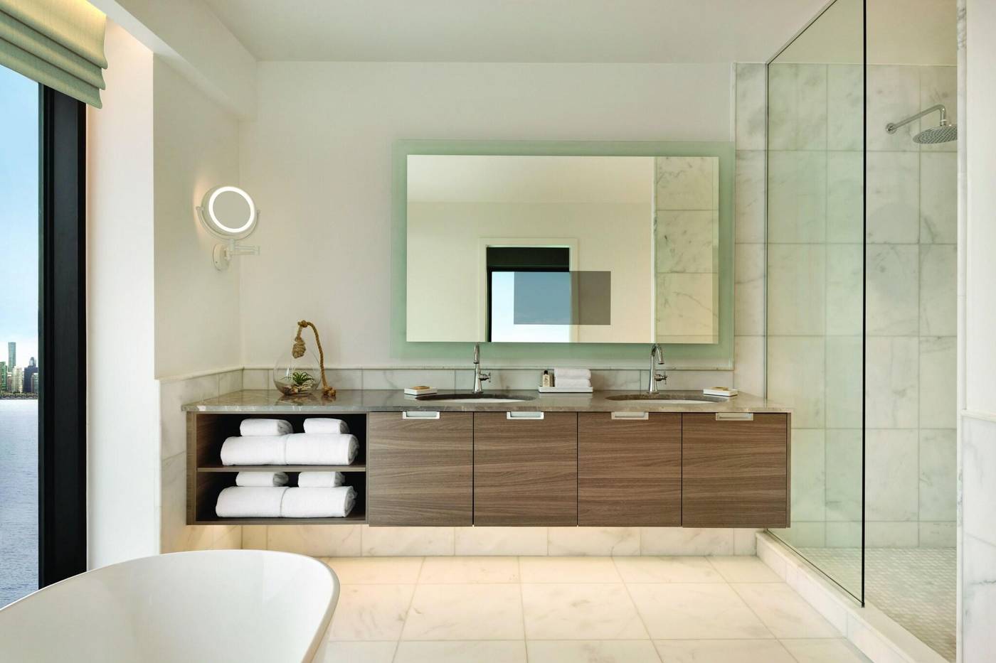 Seaside-Hotel-North-Vancouver-Room-23