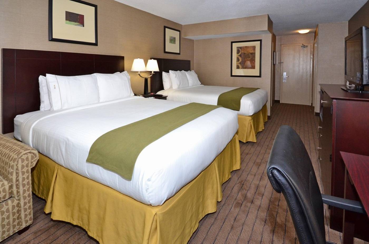 Holiday-Inn-Express-Boston-Brockton-Room-8