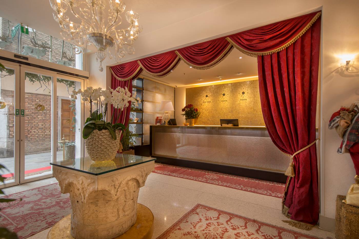 A-La-Commedia-Lobby-12