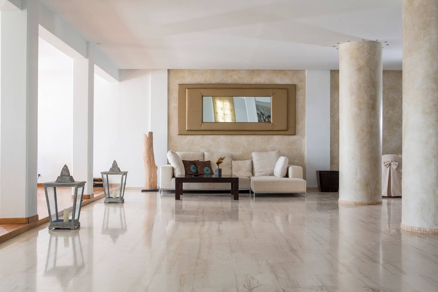 Manoulas-Beach-Lobby-41