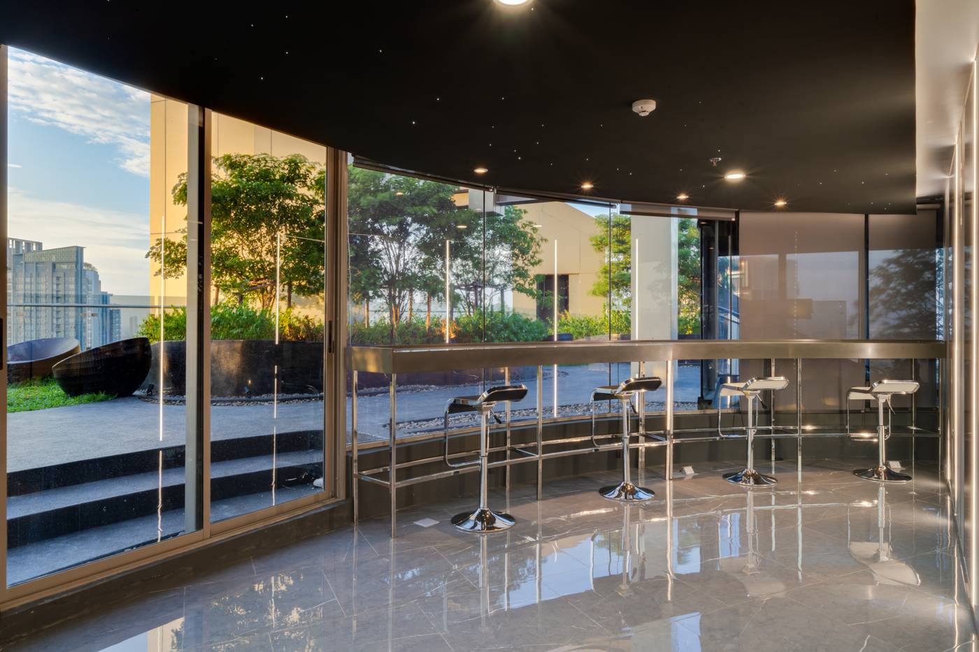 Oakwood-Suites-Tiwanon-Bangkok-Bar-15