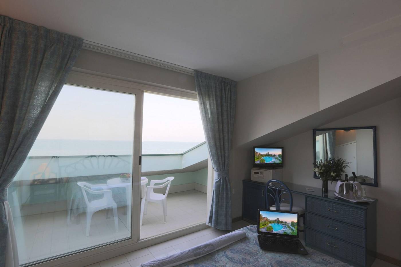 Hotel-Ambasciatori-Room-16