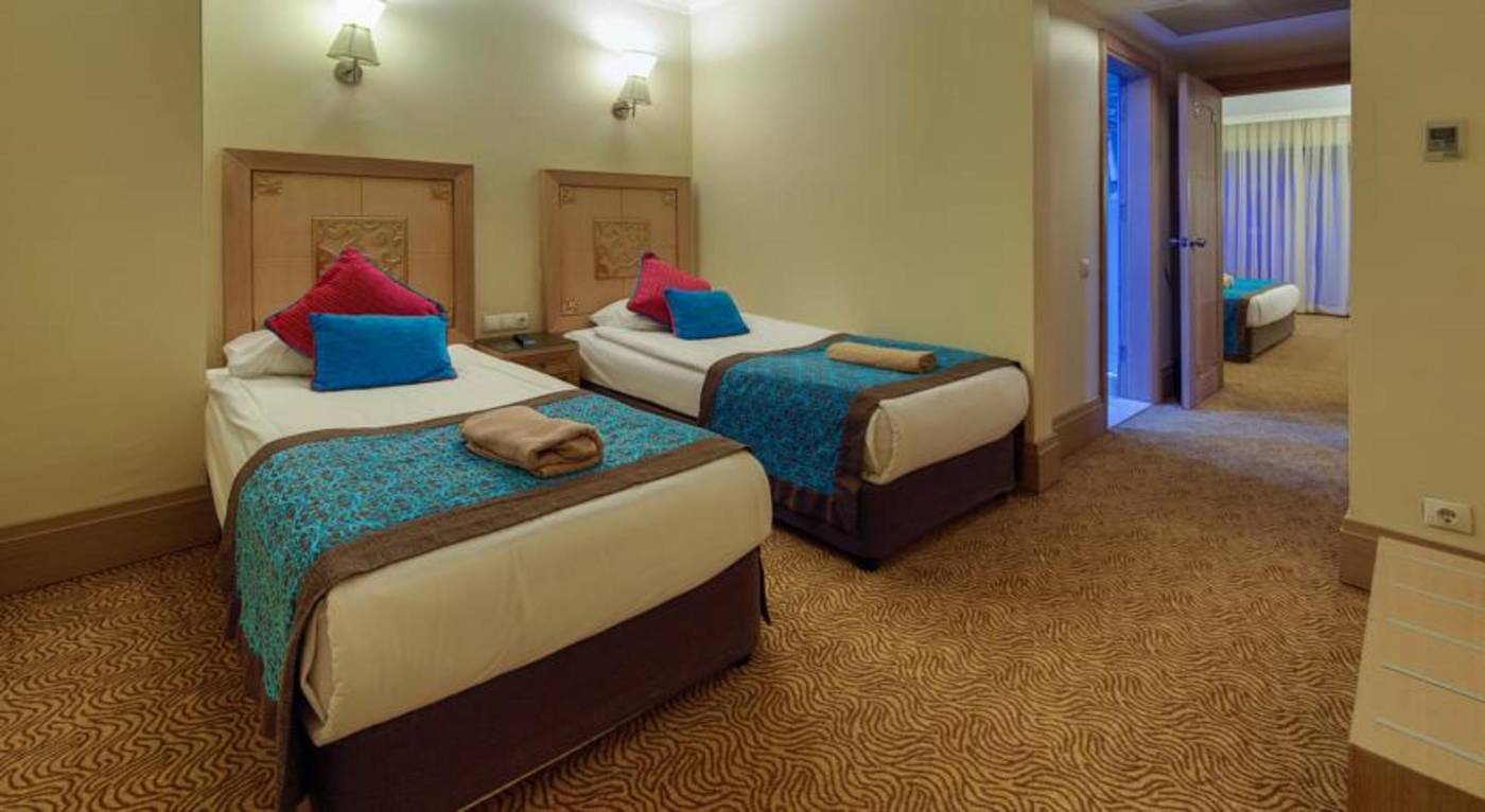 Crystal-Deluxe-Resort---Spa-Room-24