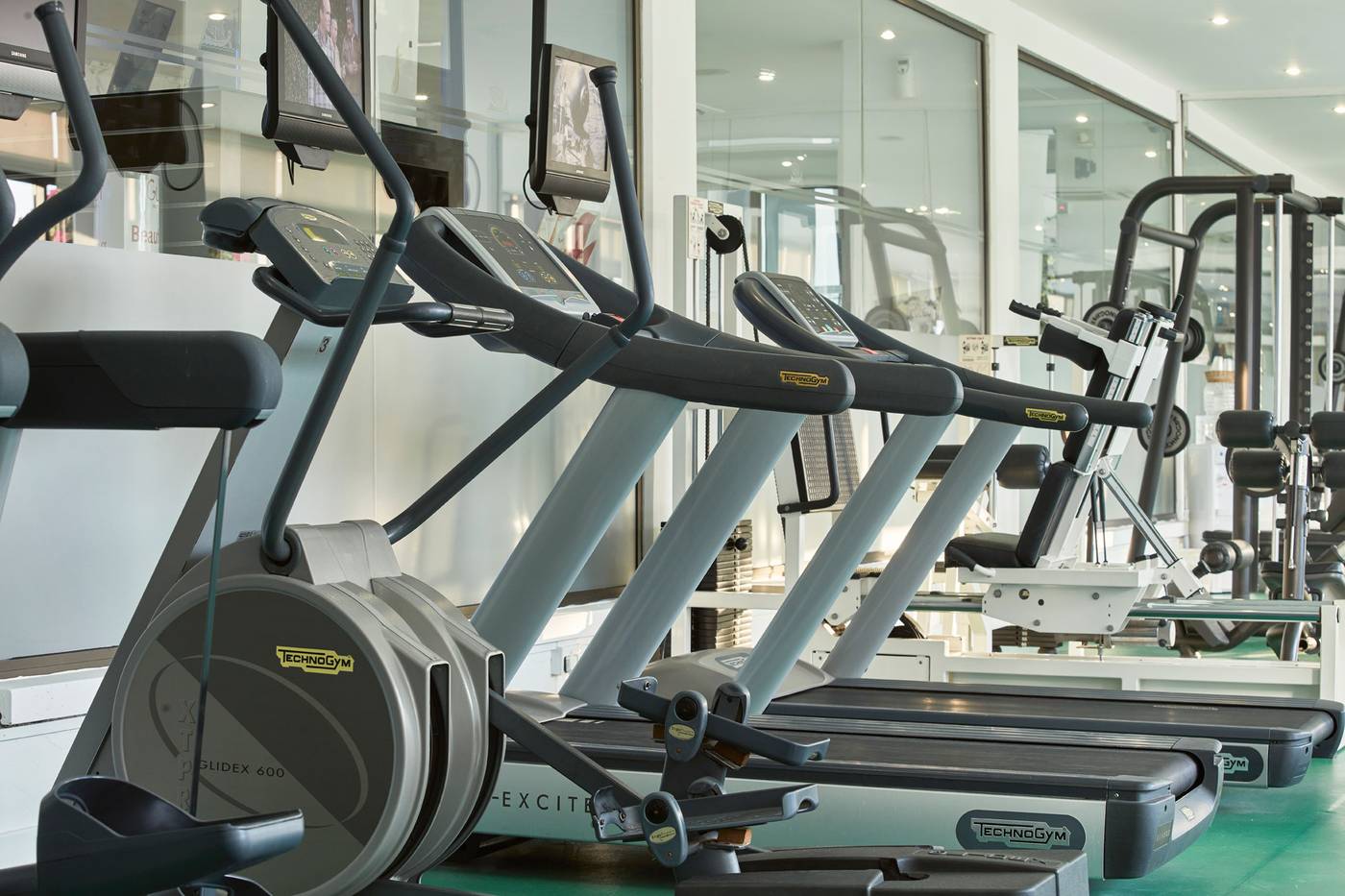 Grecian-Bay-Hotel-Sports-and-Entertainment-75