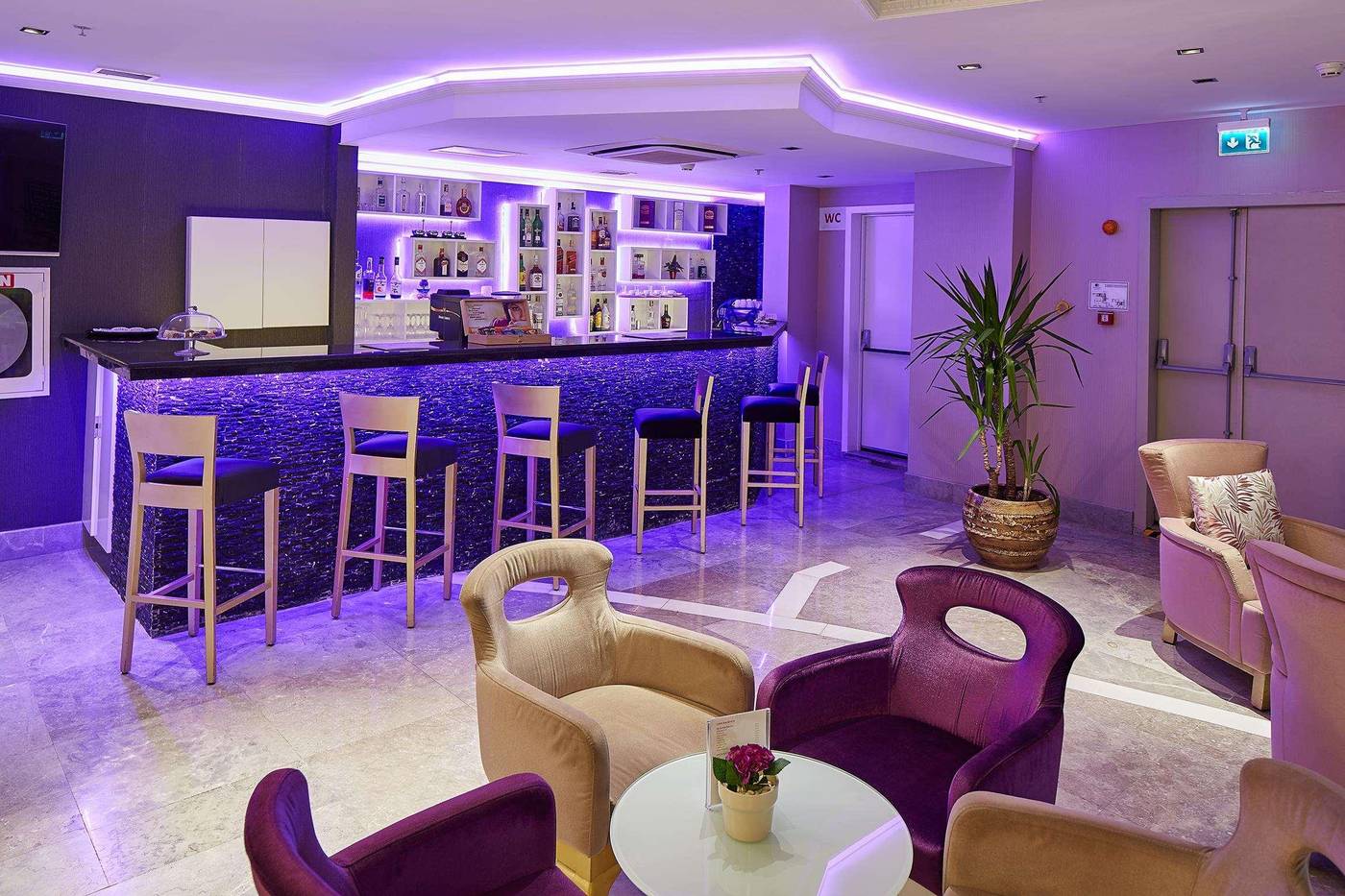 DoubleTree-By-Hilton-Izmir-Alsancak-Bar-48