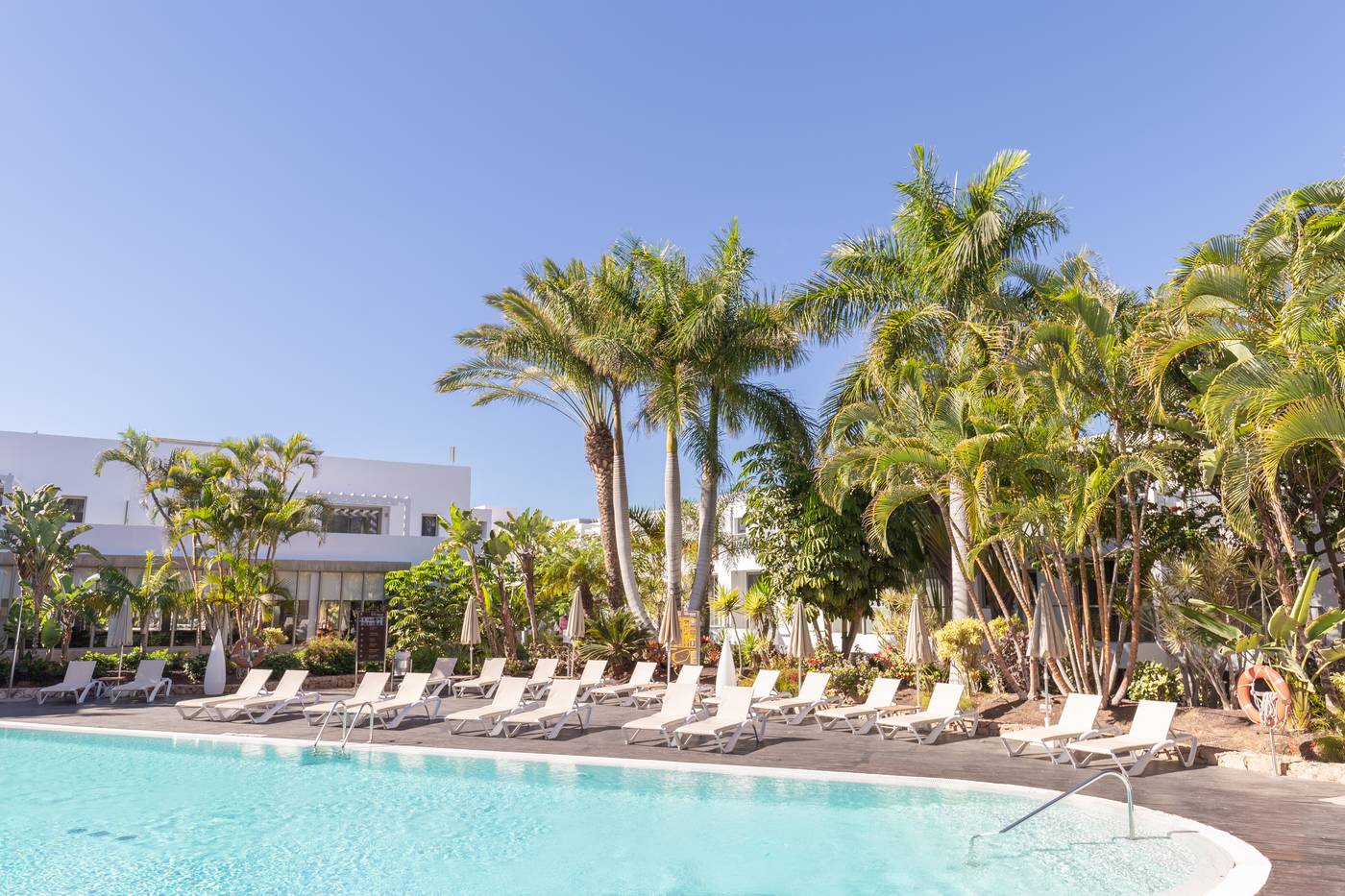 R2-Bahi-a-Design-Hotel---Spa-Wellness---Adult-Only-Pool-3