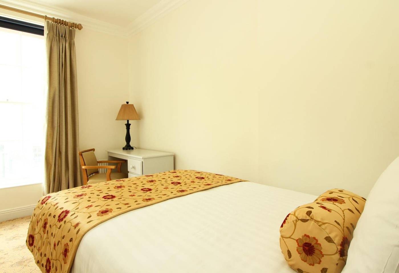 Tom-Dick-and-Harriet-s-Room-20