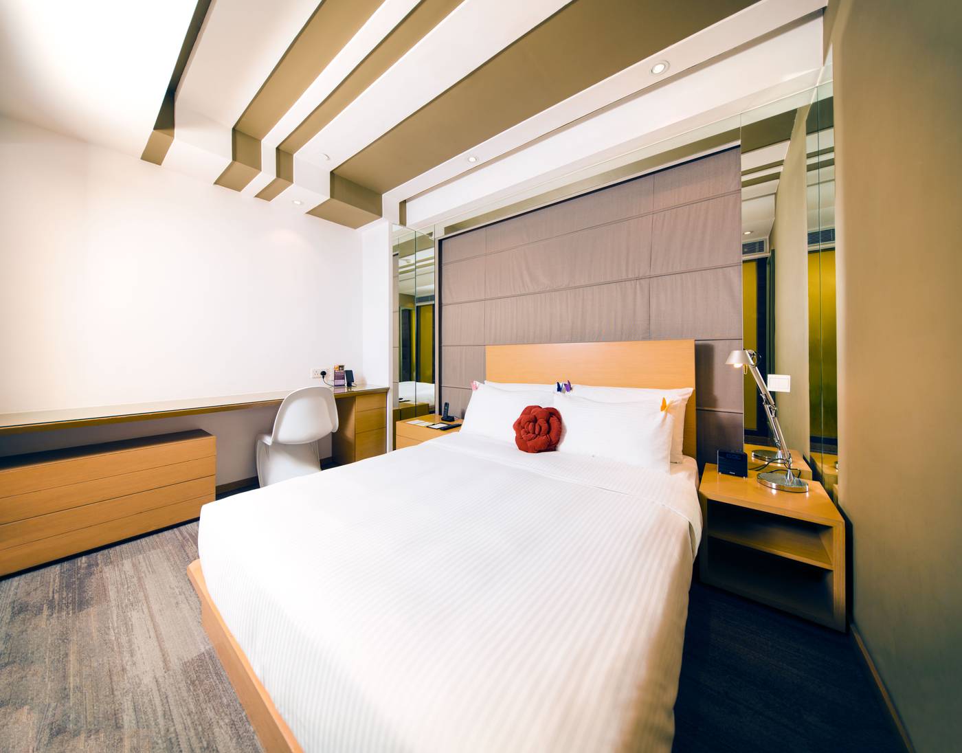 Butterfly-on-Prat-Room-4