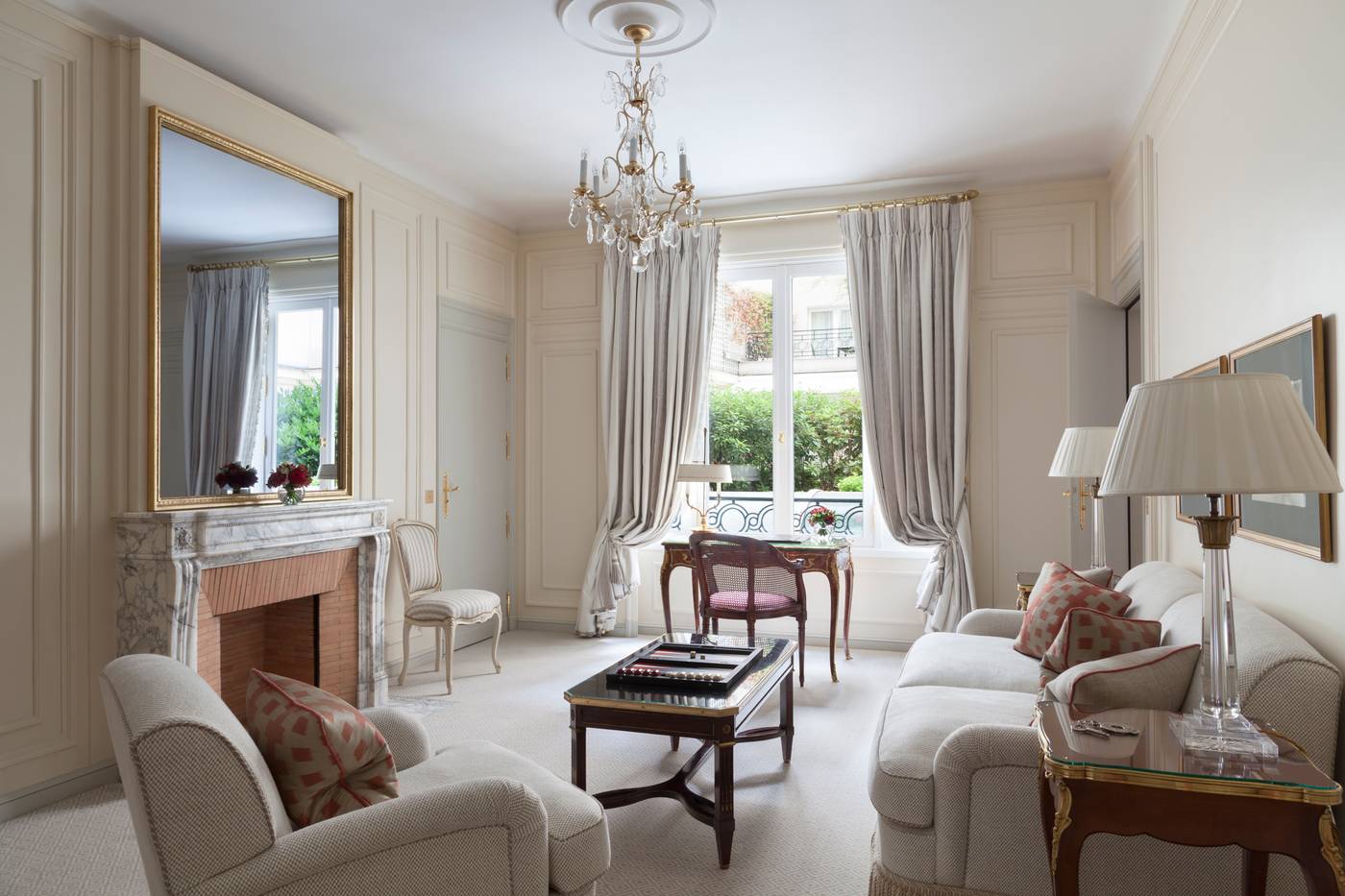 Le-Bristol-Paris-Room-37