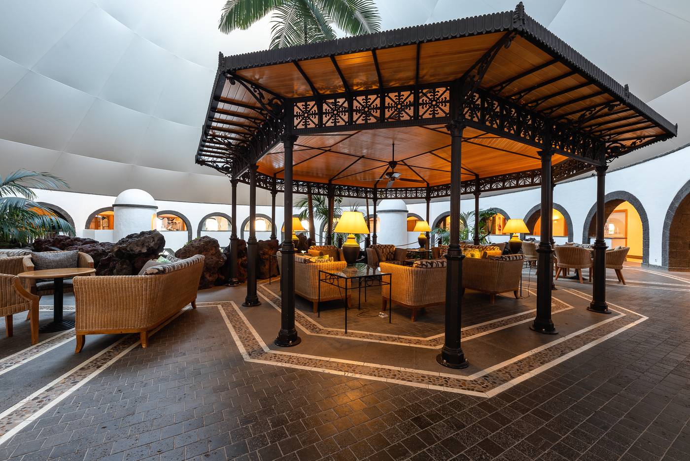 Hotel-LIVVO-Volc--n-Lanzarote-Bar-55