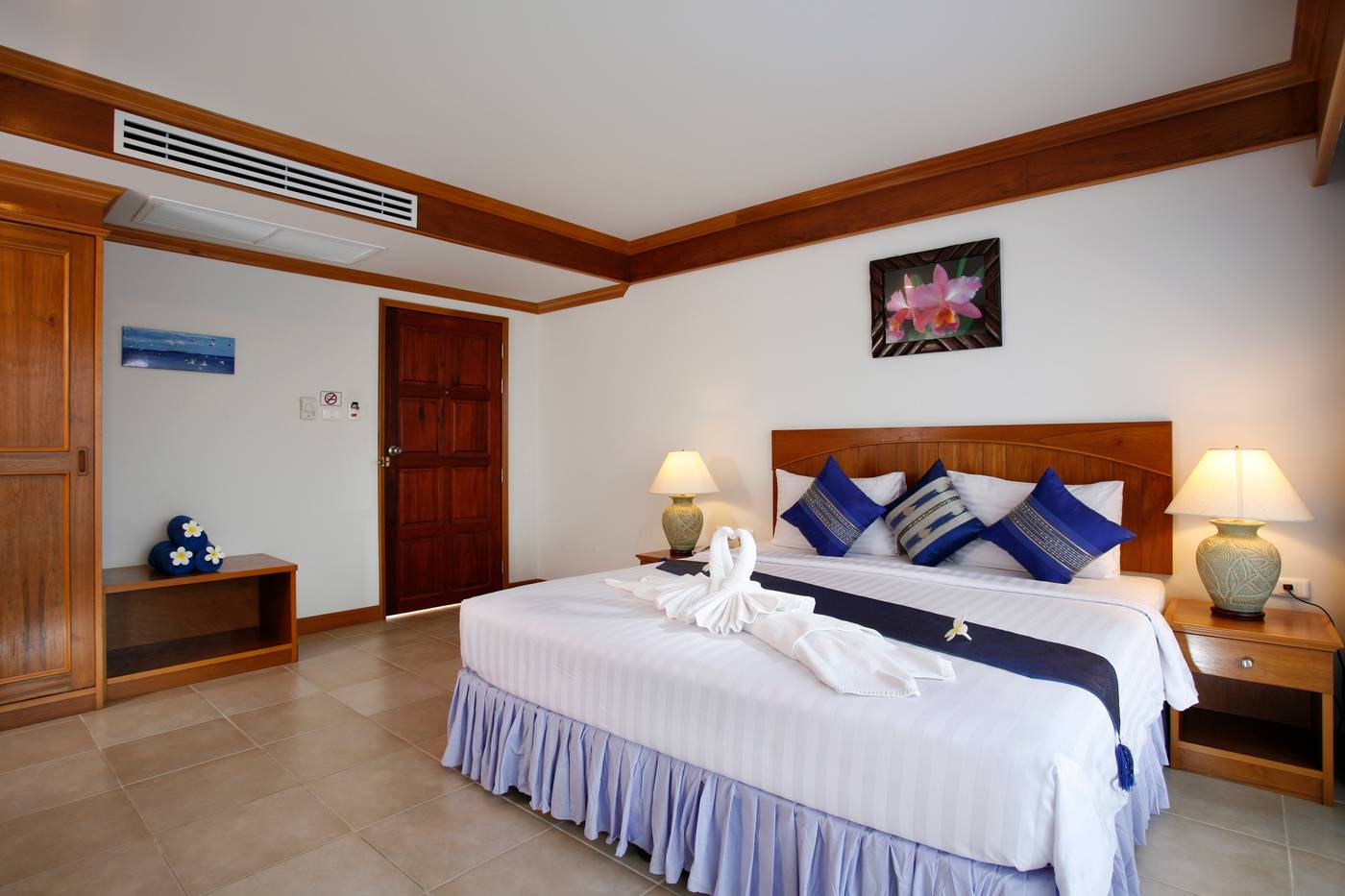 Jiraporn-Hill-Resort-Patong-Room-16