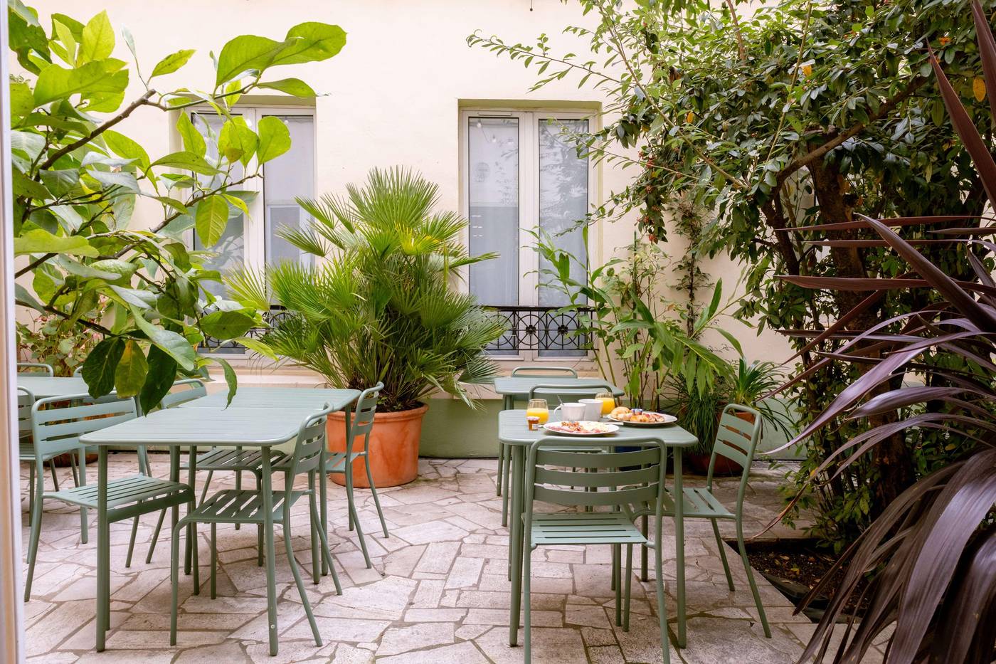 Kyriad-Par----s-10---Canal-Saint-Martin--R----publique-General-view-1