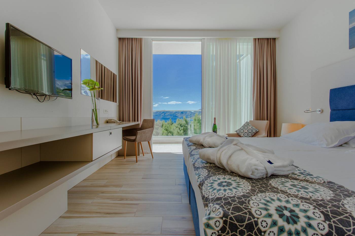 Romana-Beach-Apartments-Room-24