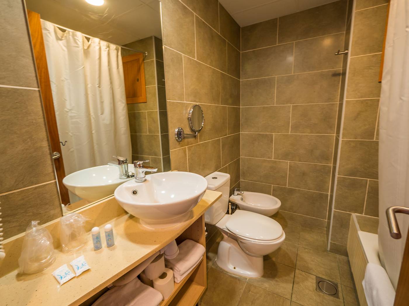 Tossa-Beach---Center-Room-25