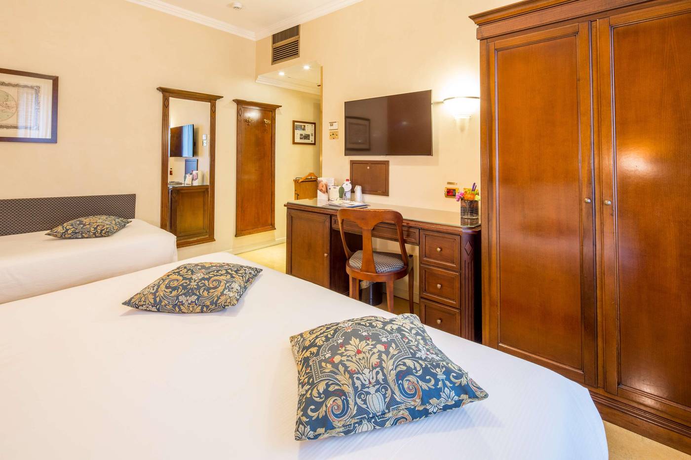 Best-Western-Plus-Hotel-Galles-Room-7