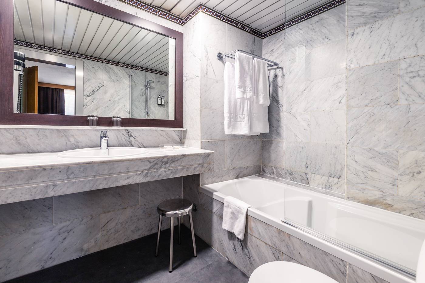 Catalonia-Oro-Negro-Room-35