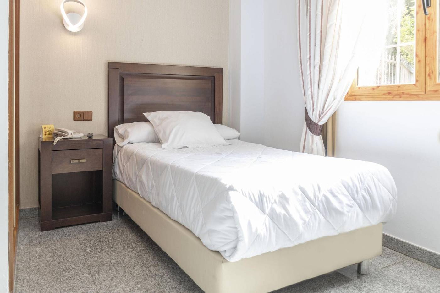 Hotel-Plaza-del-Castillo-Room-26