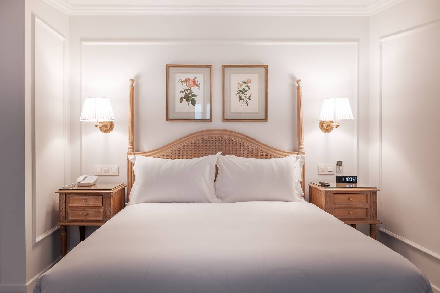 Manos-Stephanie-Hotel-Room-28