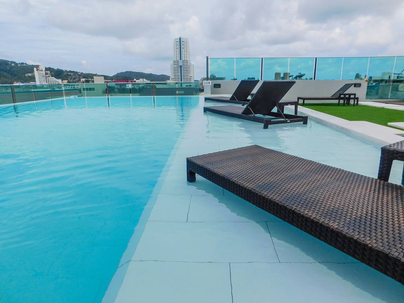 The-AIM-Patong-Hotel-Pool-4