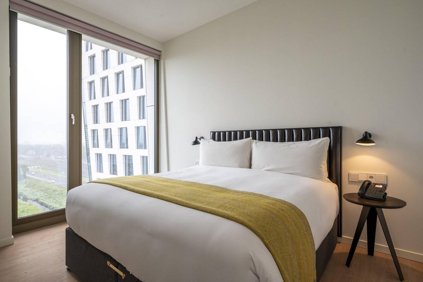 Premier-Suites-Plus-Amsterdam-Room-28