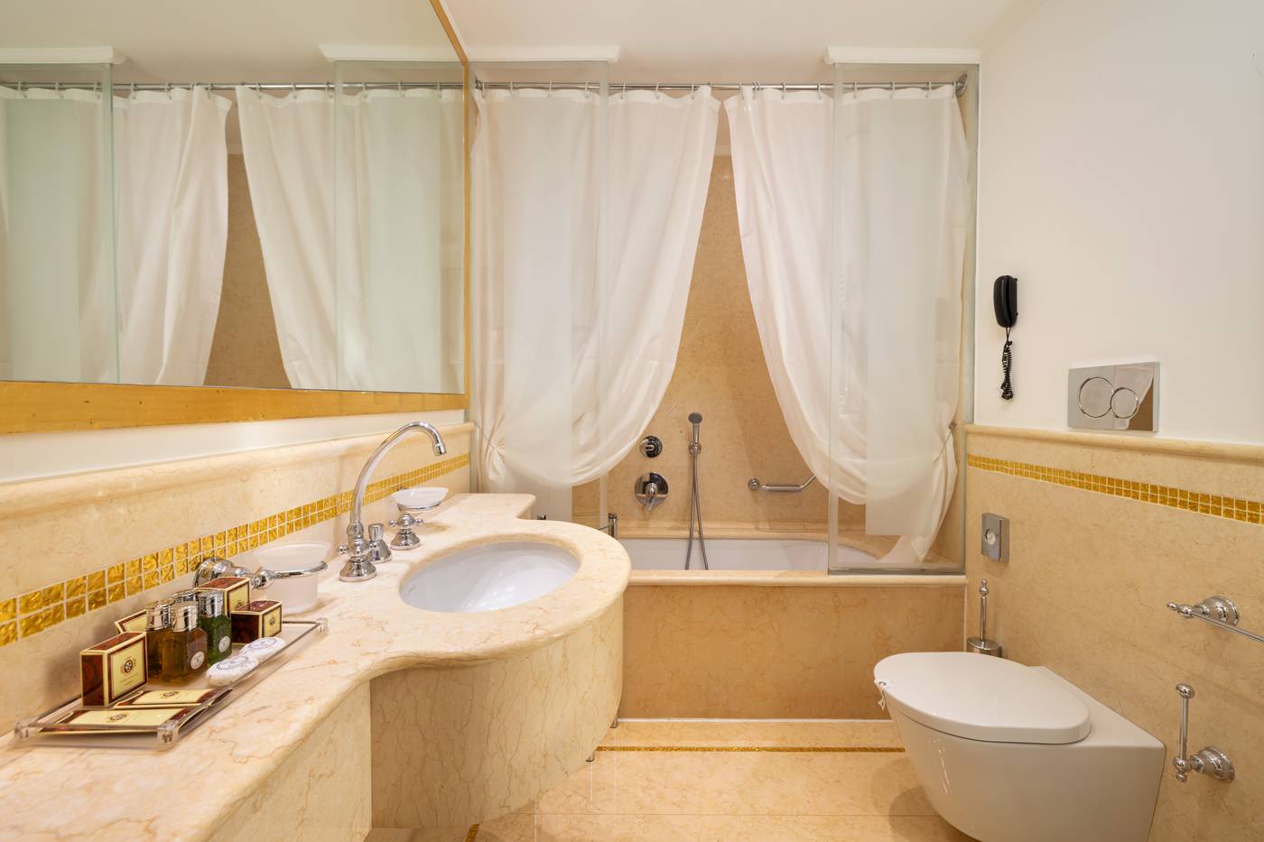 A-La-Commedia-Room-40