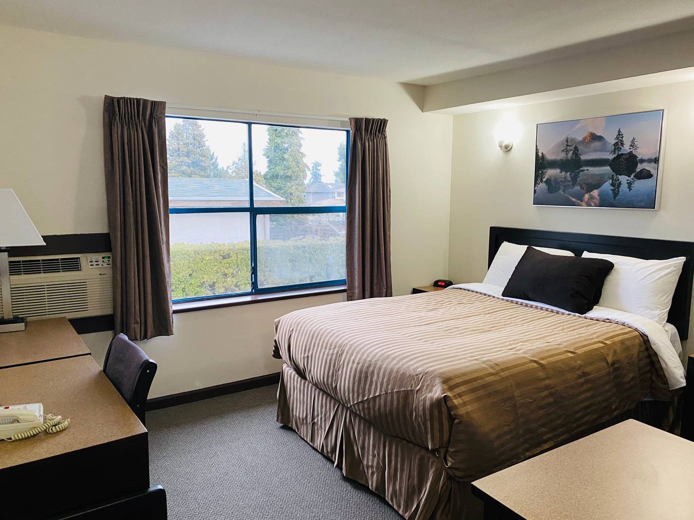 Happy-Day-Inn-Room-12