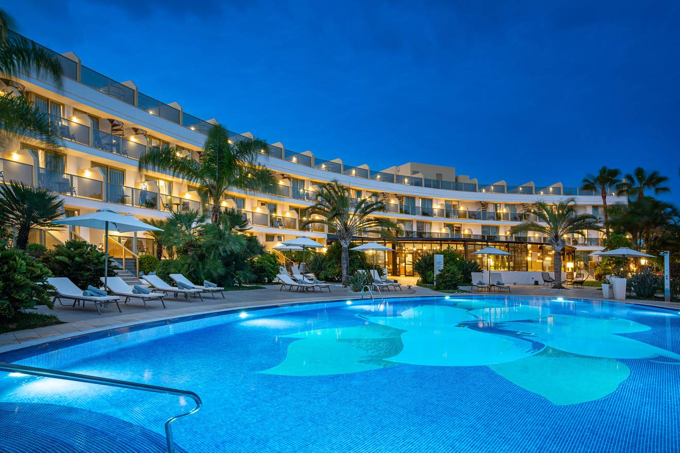 Hotel-Sir-Anthony-Pool-1