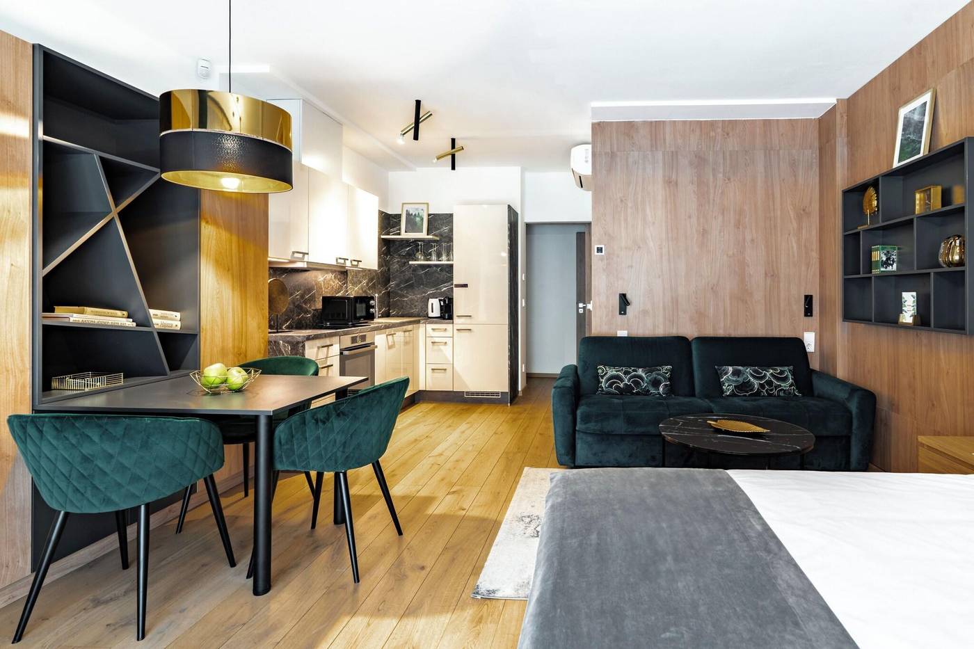 Hotel-Emerald---Suites-Room-8