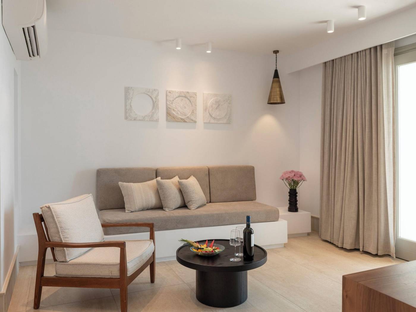 Santo-Maris-Oia--Luxury-Suites---Spa-Room-43