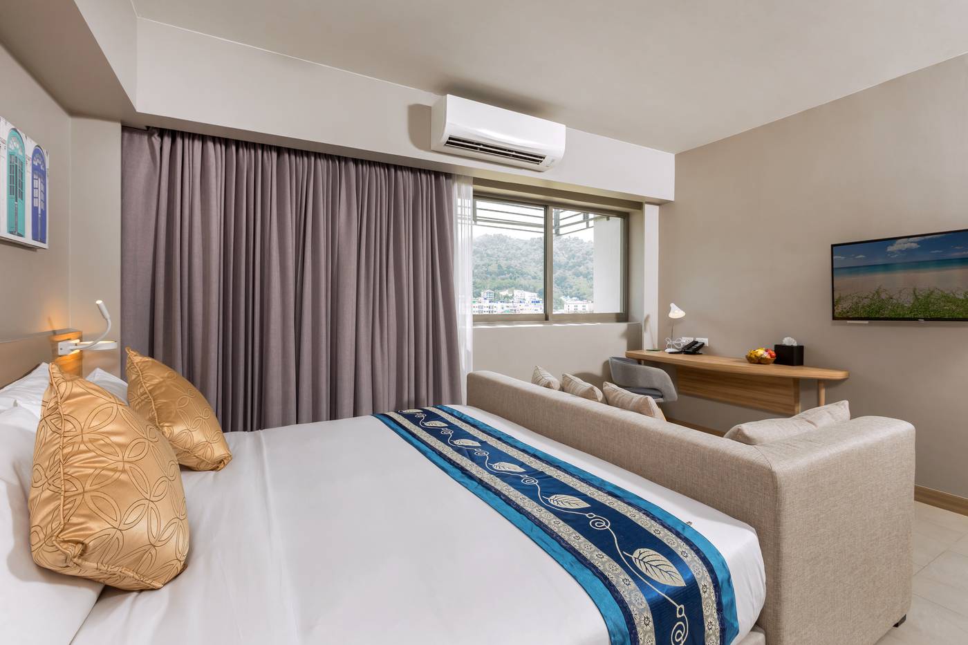Oakwood-Hotel-Journeyhub-Phuket-Room-12