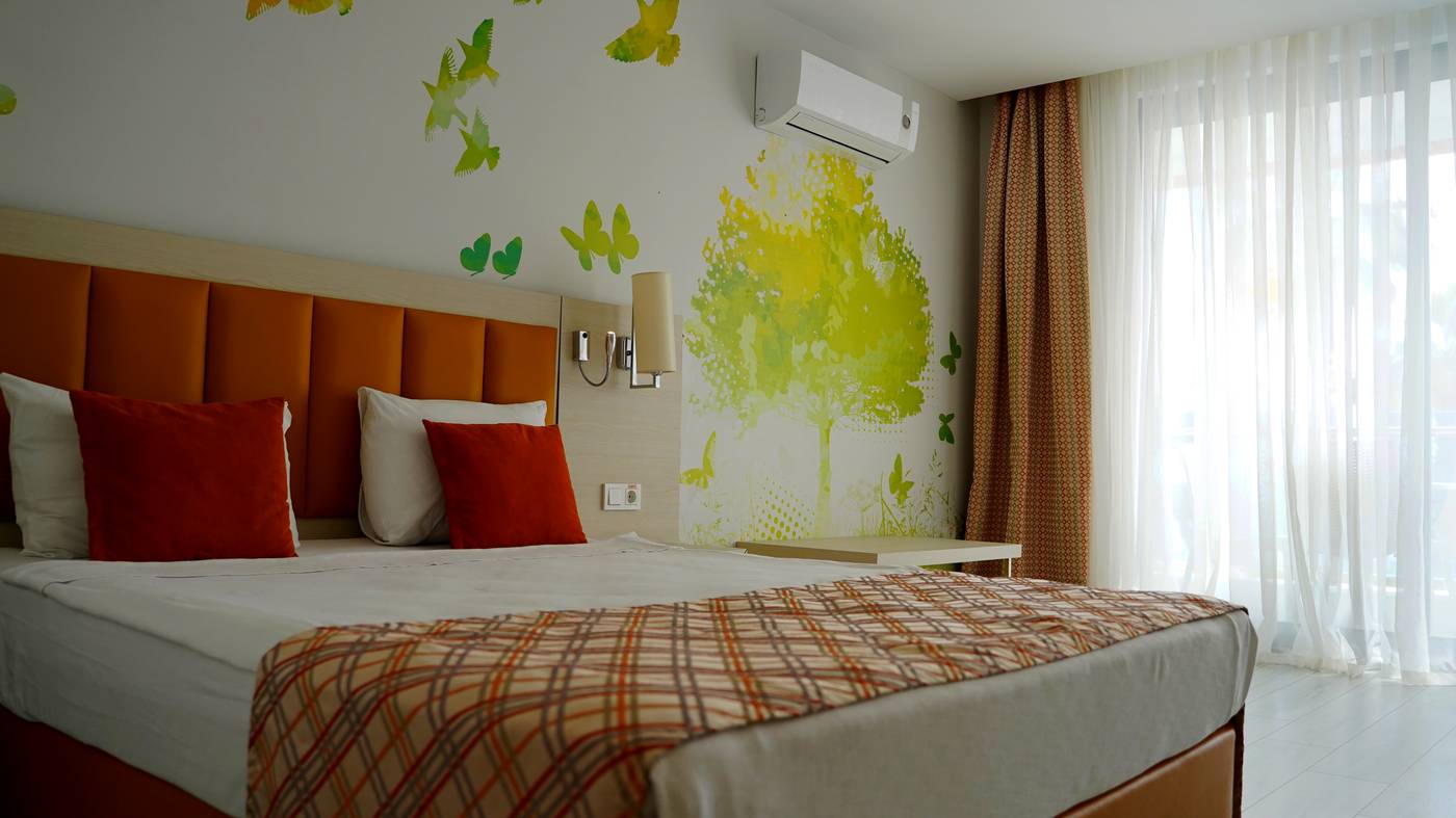 Club-Aqua-Plaza-Room-35