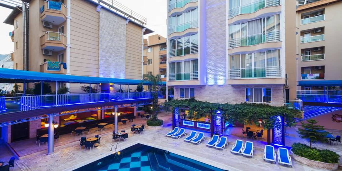 Tac-Premier-Hotel---Spa-Pool-2